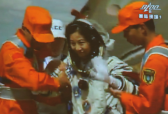 组图：神舟十号航天员出舱