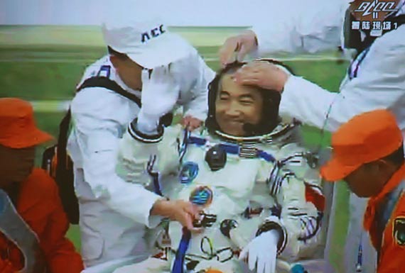 航天员张晓光出舱后挥手致意