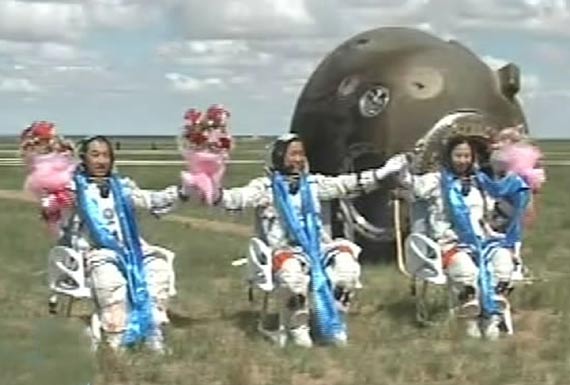 三位航天员向人们致意