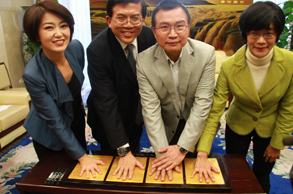 嘉宾按手模留念