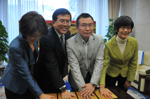 嘉宾按手模留念