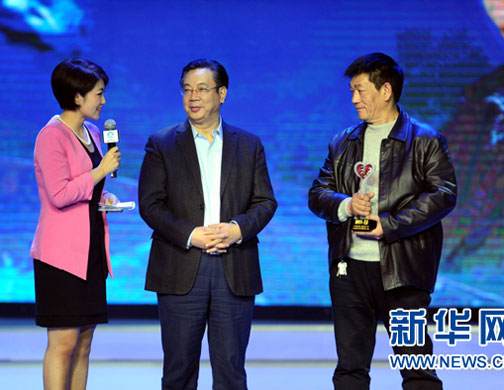 新华社副社长、新华网董事长周锡生为&ldquo;诚信鸡蛋哥&rdquo;任庆河颁奖