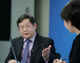 嘉宾与主持人交谈