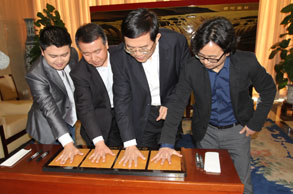 嘉宾按手模留念