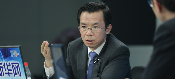 嘉宾与主持人交谈