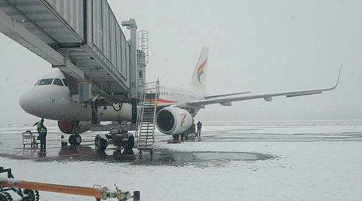 西藏拉萨：降雪致贡嘎机场航班大面积延误