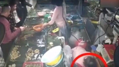 海鮮攤主用死蝦換走顧客的活蝦 監控拍下全過程