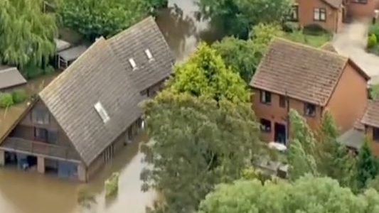 英国：降雨导致洪水 村庄居民撤离