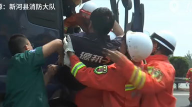 两车高速追尾一人被困 消防紧急救援