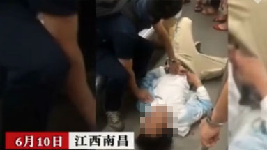 男子地铁里突发疾病晕倒 同车医生出手相救