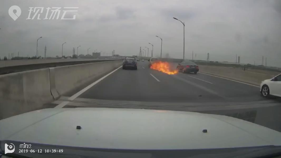 公路惊现&ldquo;烈火战车&rdquo; 好在......