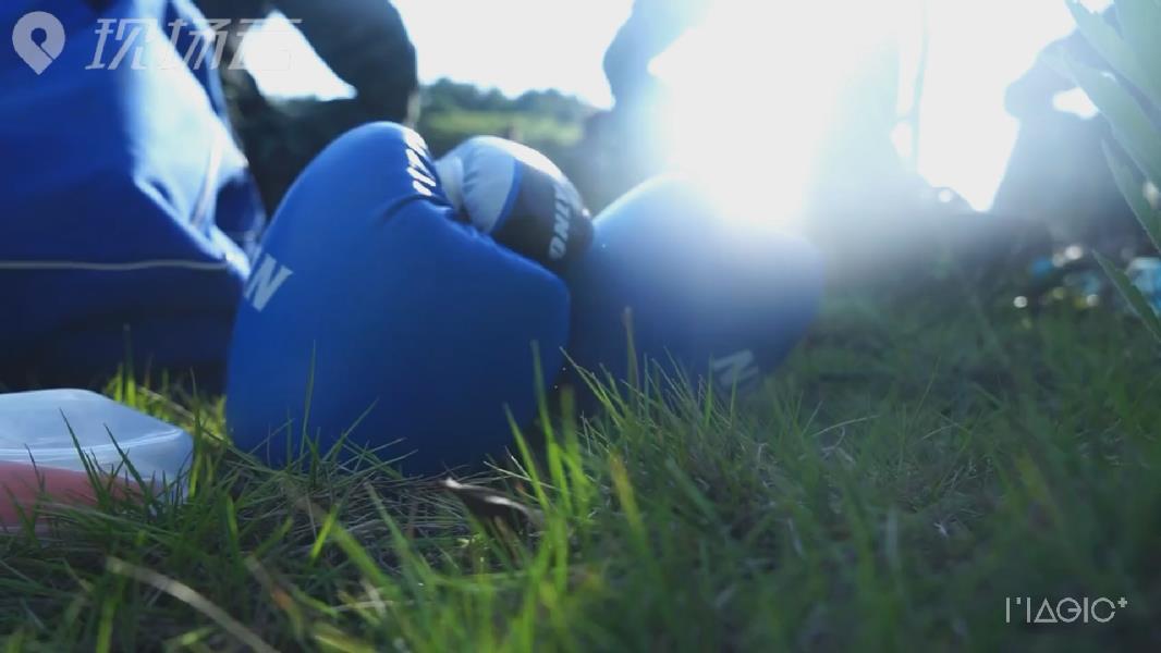 一招制敌！搏击场上的硬汉较量