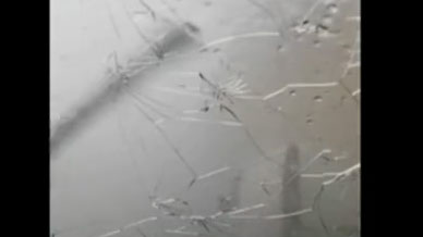 法国东南部遭遇强降雨及冰雹天气：巨大冰雹砸裂汽车挡风玻璃