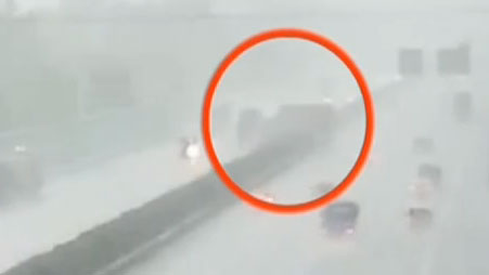 大客车遭迎面撞击 司机临终前将车停稳突遭猛烈撞击