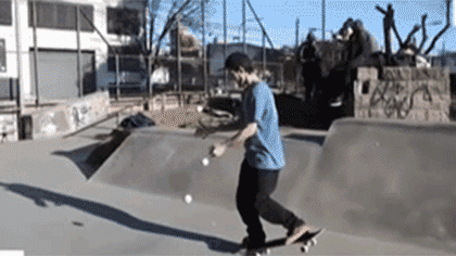 阿根廷：小夥兒手腳並用 邊玩滑板邊雜耍