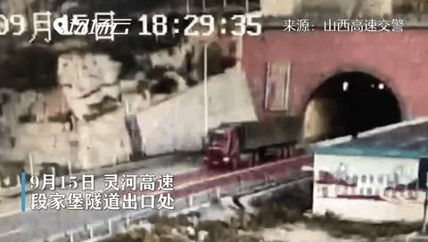 貨車司機行車時突發中風 隧道內上演生死救援