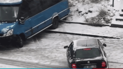 安卡拉大雪 車輛公路“漂移”