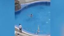 英國女子違反酒店隔離規定 游泳中被拖上岸逮捕