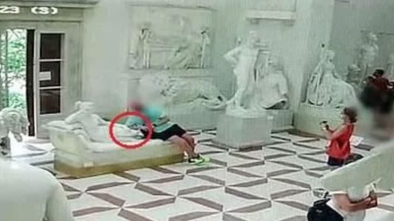 意大利：遊客拍照坐壞19世紀雕塑