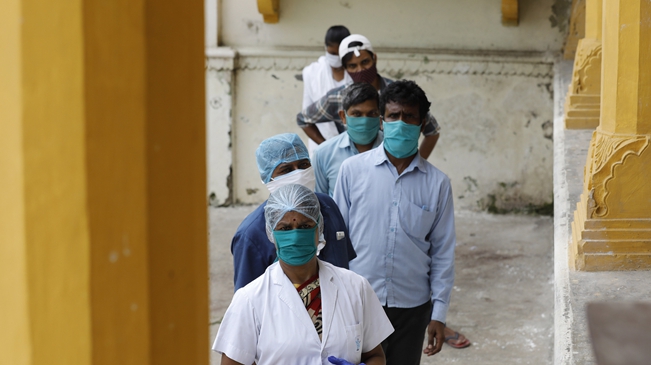 印度新冠肺炎累計確診病例數逼近240萬