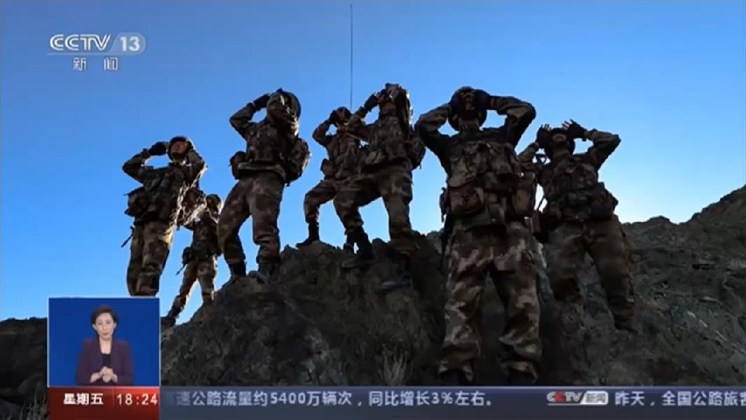 西藏：向祖國獻禮 邊防線高山上飄揚五星紅旗