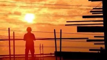 湖北武漢：城市建設者堅守崗位 建設更美好生活