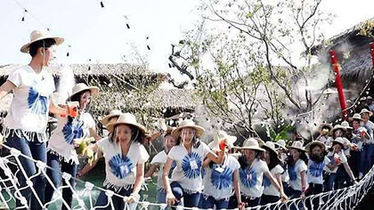 泰国选美比赛中吊桥断开 30名佳丽掉进池塘