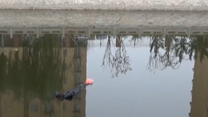 山东德州：一女子不慎落水 冷静&ldquo;飘浮&rdquo;成功获救