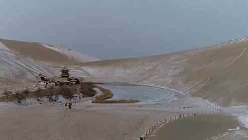 甘肃敦煌：迎来入冬以来的第一场降雪