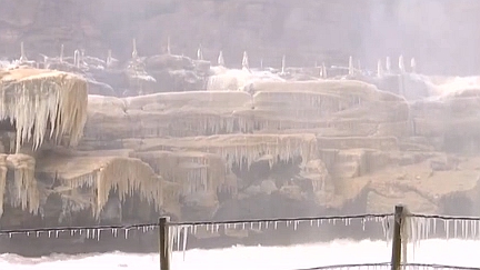 山西：吉县黄河壶口瀑布初现冰挂流凌美景