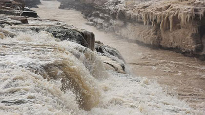 山西：吉县黄河壶口瀑布出现冰挂流凌美景