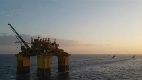 全球首座十萬噸級深水半潛式生産儲油平臺：“深海一號”能源站抵達目標海域