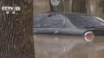 美国肯塔基州遭暴雨侵袭 道路被淹