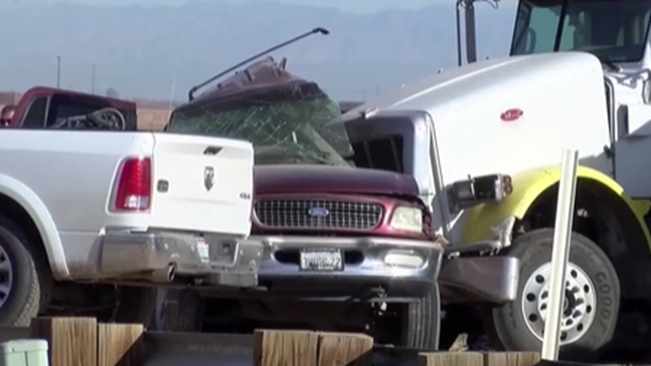 美国：加州南部发生严重车祸 至少15人死亡