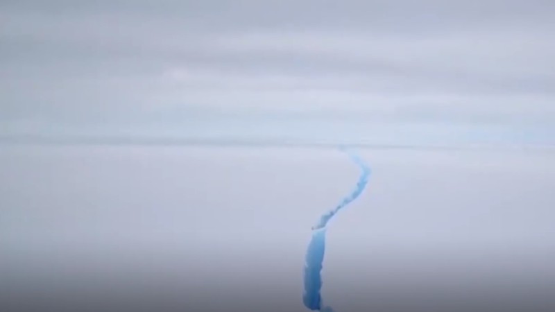 巨型冰山从南极冰架脱落