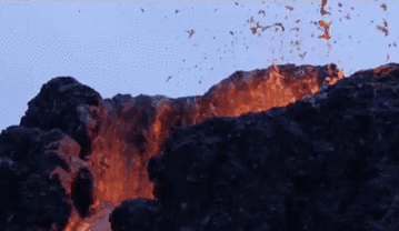 冰岛西南部火山喷发 熔岩流出