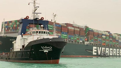 一艘重型货船在苏伊士运河新航道搁浅