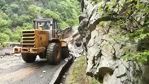 陕西：强降雨致多处山体塌方 交通受阻