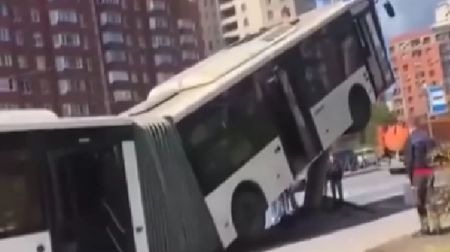 俄羅斯公交車進站時突然失控 “爬上”燈柱