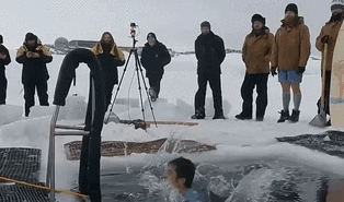 打破80釐米厚冰層 科考隊員南極建泳池