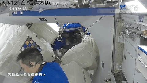 中国空间站在轨建造进行时·航天员进驻第一周：拆包裹装设备 失重环境下“装修”空间站