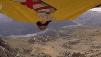 土耳其男子坐纜車上山 翼裝飛行下班