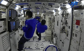 中国空间站的太空生活：花式餐 太空步
