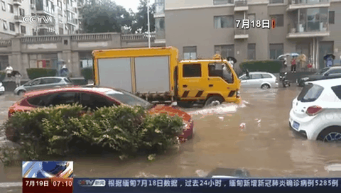 北京：暴雨致部分低洼路段积水 车辆被淹