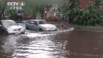 暴雨侵袭 俄叶卡捷琳堡城市严重内涝
