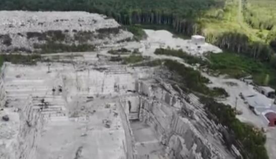 俄罗斯：音乐响起 70米采石坑变身天然音乐厅