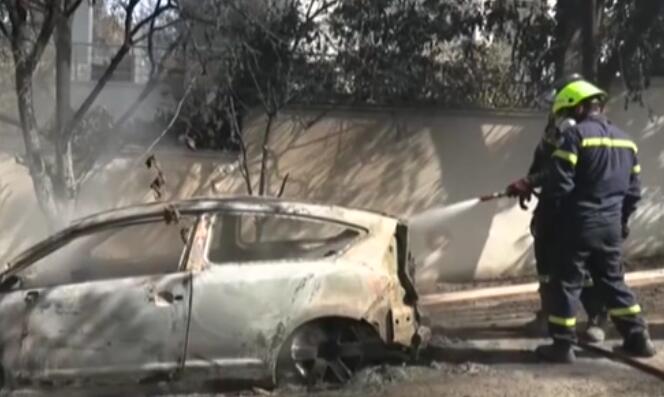 希腊：雅典北郊突发山火 部分民房车辆被烧毁