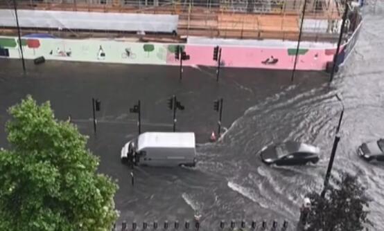 英国伦敦：暴雨倾盆 下水道反水井盖冲上天