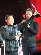 &ldquo;拐杖老师&rdquo;谭定才领奖