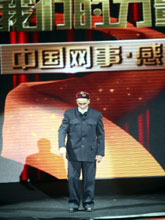 修桥老人艾尼亚特上台领奖